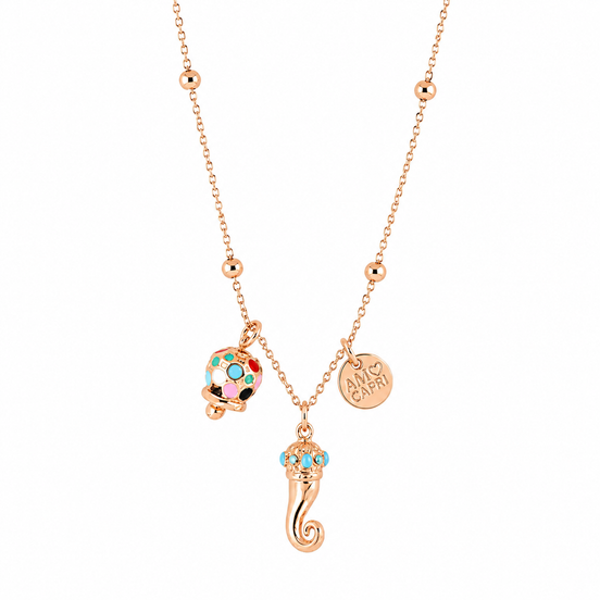 AMO CAPRI - Collana in Metallo con corno pendente impreziosito da punte di smalto turchese e campanella in smalti multicolore