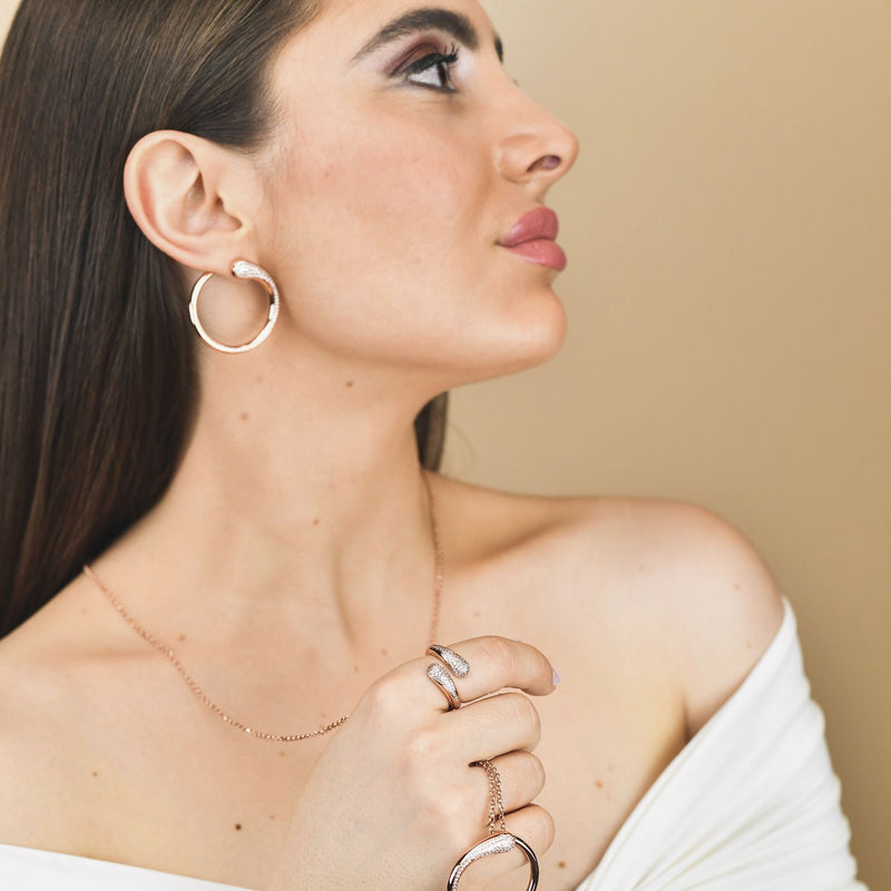 KOR038RS Orecchini contrarié con zirconi color oro rosa