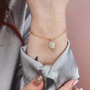 CL/BR05 Bracciale placcata oro giallo con campanella portafortuna azzurra