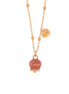 AMO CAPRI - Collana in Metallo con campanella portafortuna pendente impreziosita da smalto rosa e cristalli