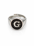 fico gioielli - Anello Sigillo Iniziale “G” con Pietre Nere